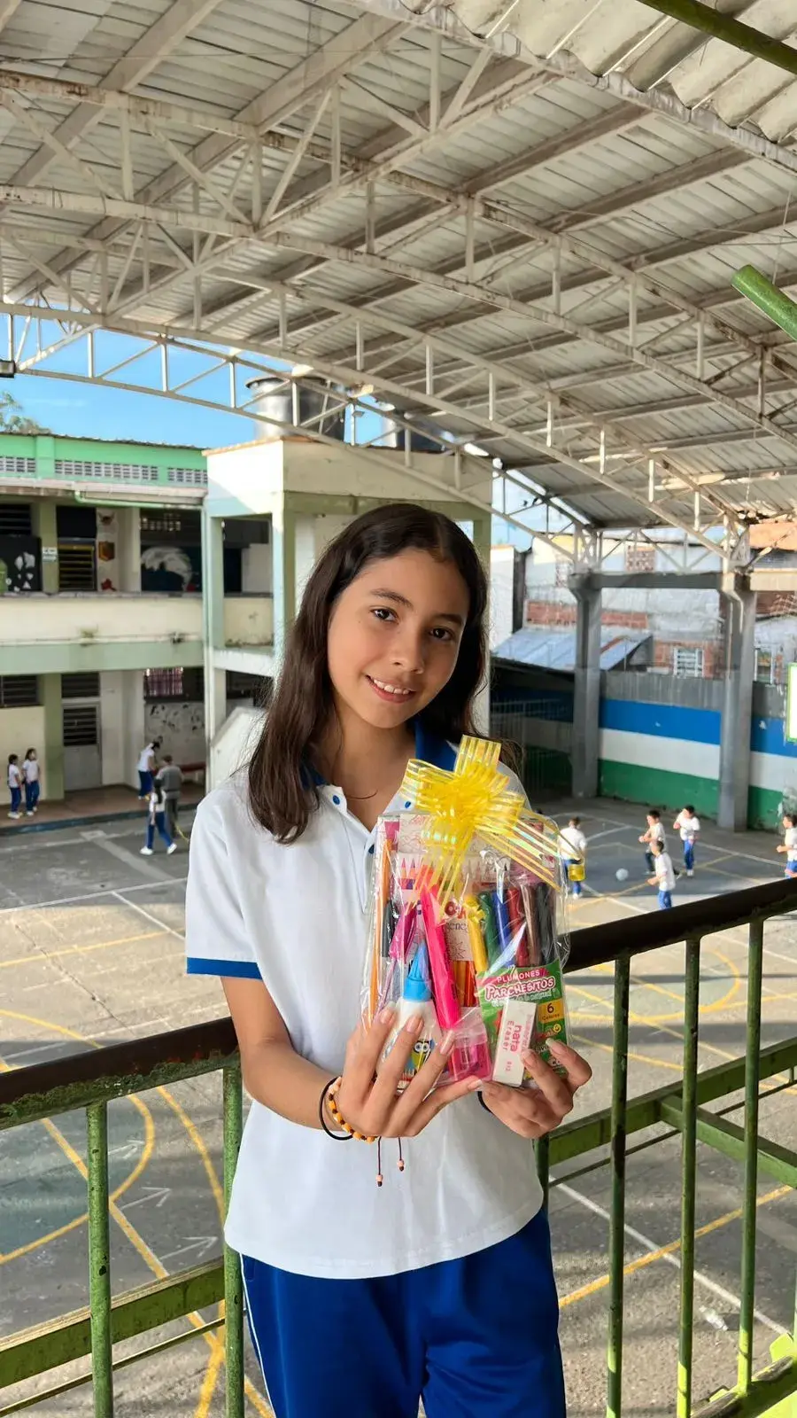 Estudiante con kit escolar